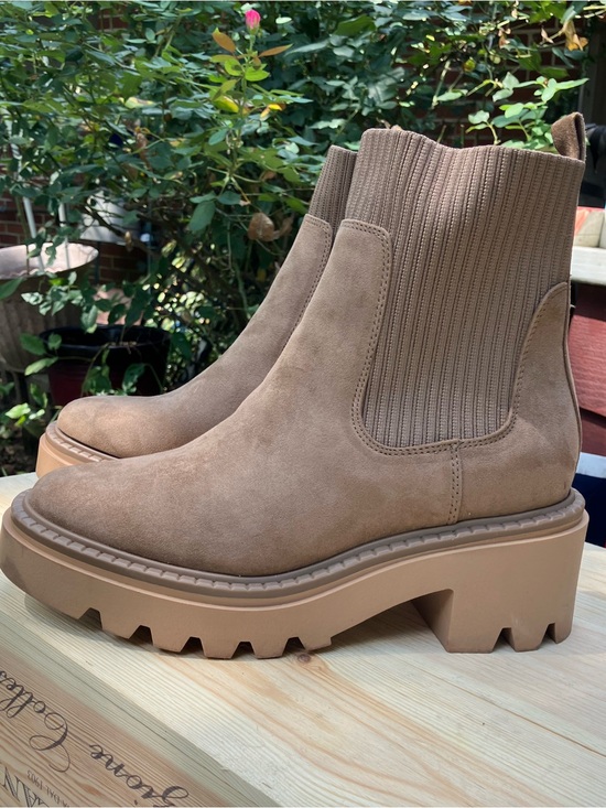 Universal Thread Shoes - Universal Thread Kyrie Tan Lug Sole Chelsea Boots Size 9 Memory Foam